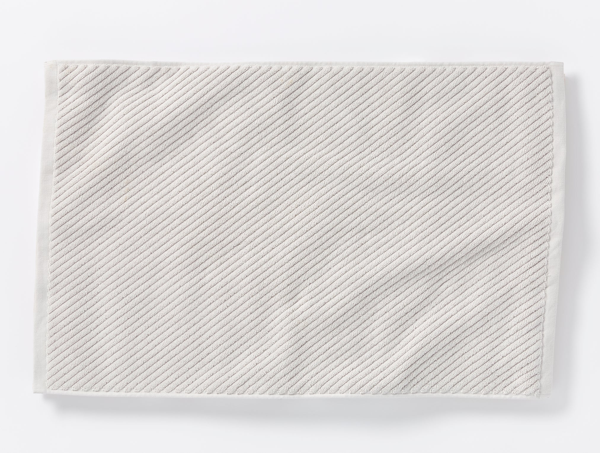 https://www.coyuchi.com/cdn/shop/files/Airweight_BathMat_Pale_Grey_B_FALL21_1634.jpg?v=1695754153